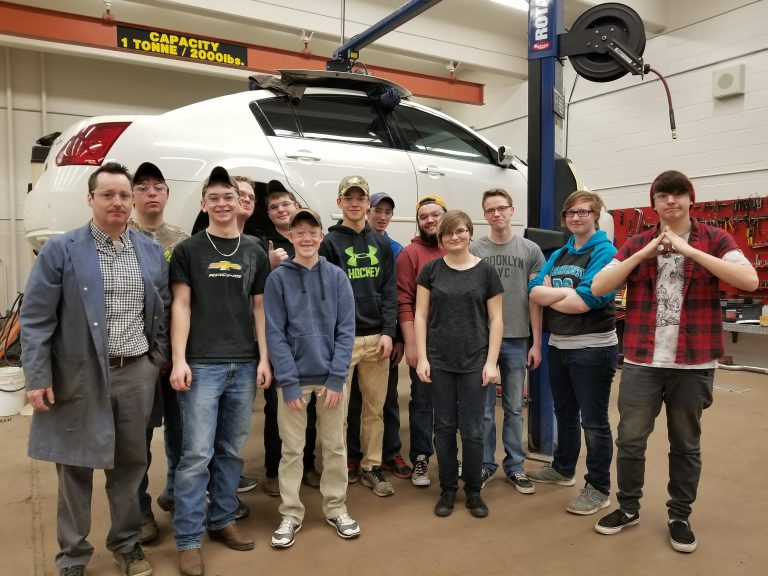 North Dundas students repair vehicle for Syrian family