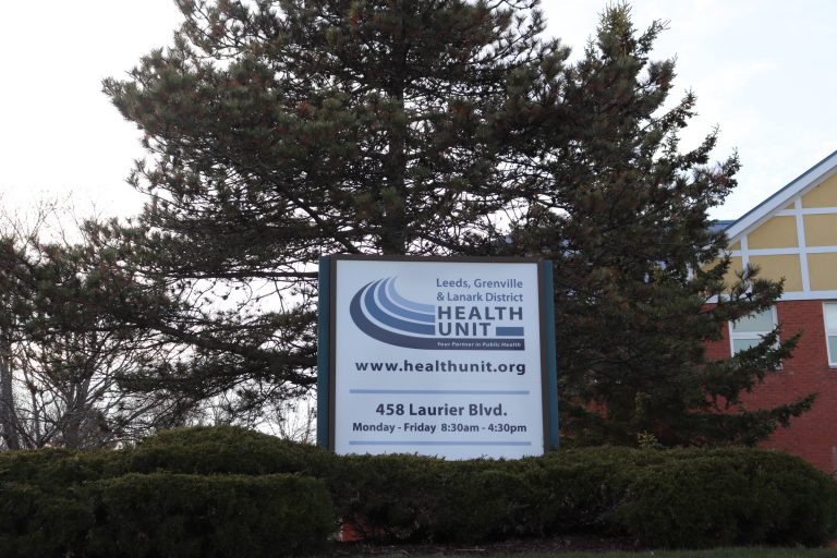 Leeds, Grenville and Lanark Health Unit closing vaccine booking centre